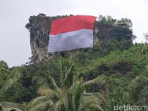 Jelang HUT RI, Bendera Raksasa Hiasi Tebing Sentono Gentong Pacitan