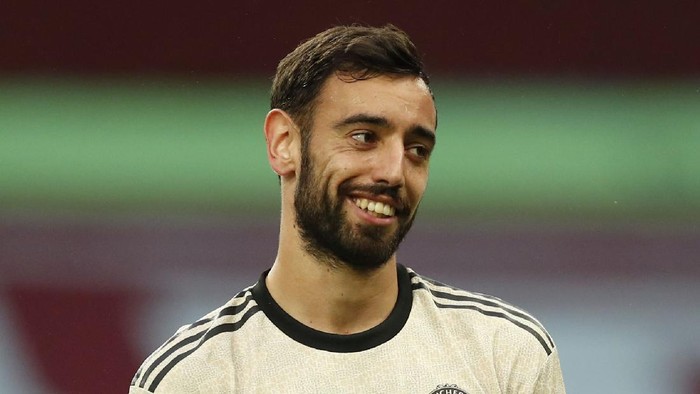 BIRMINGHAM, ENGLAND - JULY 09: Bruno Fernandes of Manchester United reacts during the Premier League match between Aston Villa and Manchester United at Villa Park on July 09, 2020 in Birmingham, England. Football Stadiums around Europe remain empty due to the Coronavirus Pandemic as Government social distancing laws prohibit fans inside venues resulting in all fixtures being played behind closed doors. (Photo by Andrew Boyers/Pool via Getty Images)