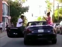 Cuma Demi Konten, Pengendara Ini Abaikan Keselamatan