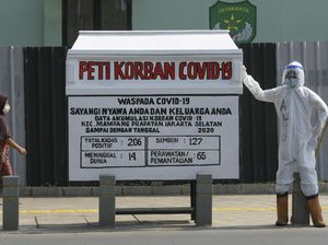Warga Merinding Lihat Replika Peti Mati COVID-19 di Kemang Jaksel Warga Merinding Lihat Replika Peti Mati COVID-19 di Kemang Jaksel