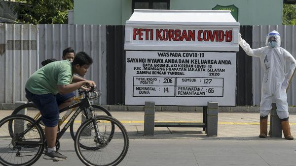 Ingatkan Bahaya COVID-19, Replika Peti Mati Mejeng di Kemang