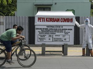 Ingatkan Bahaya COVID-19, Replika Peti Mati Mejeng di Kemang