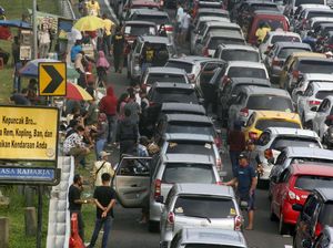 Macet Tak Terelak Kala Long Weekend di Puncak