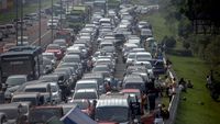 Jalur Puncak Padat, Begini Cara Wisatawan Menunggu Kemacetan Reda