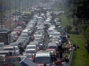 Jalur Puncak Padat, Begini Cara Wisatawan Menunggu Kemacetan Reda