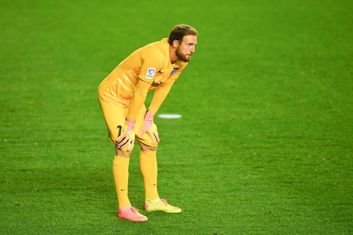 PAMPLONA, SPAIN - JUNE 17: Jan Oblak of Atletico de Madrid reacts during the Liga match between CA Osasuna and Club Atletico de Madrid at El Sadar on June 17, 2020 in Pamplona, Spain. (Photo by David Ramos/Getty Images)