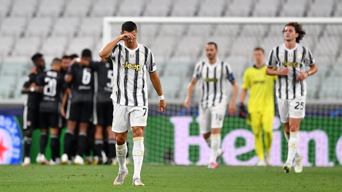 TURIN, ITALY - AUGUST 07: Cristiano Ronaldo of Juventus looks dejected after his team concede during the UEFA Champions League round of 16 second leg match between Juventus and Olympique Lyon at Allianz Stadium on August 07, 2020 in Turin, Italy. (Photo by Valerio Pennicino/Getty Images)