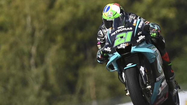 Petronas Yamaha SRT's Italian rider Franco Morbidelli rides his bike during the third training round of the Moto GP Austrian Grand Prix at the Red Bull Ring circuit in Spielberg, Austria on August 15, 2020. (Photo by JOE KLAMAR / AFP)