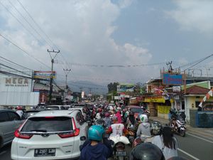 Penampakan Jalur Puncak Bogor Dipadati Mobil-Motor Pelat B
