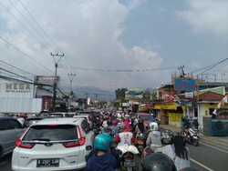 Penampakan Jalur Puncak Bogor Dipadati Mobil-Motor Pelat B