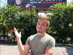 Pria Jomblo Pasang Billboard Cari Pacar, Jadi Makcomblang Dapat Rp 74 Juta Pria Jomblo Pasang Billboard Cari Pacar, Jadi Makcomblang Dapat Rp 74 Juta