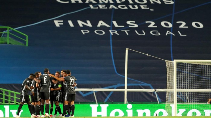 LISBON, PORTUGAL - AUGUST 15: Moussa Dembele of Olympique Lyon celebrates with teammates after scoring his teams second goal during the UEFA Champions League Quarter Final match between Manchester City and Lyon at Estadio Jose Alvalade on August 15, 2020 in Lisbon, Portugal. (Photo by Miguel A. Lopes/Pool via Getty Images)
