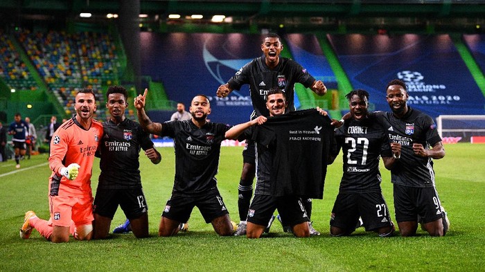 LISBON, PORTUGAL - AUGUST 15: Olympique Lyon players show respects for teammate Tino Kadewere, following the death of his brother, Prince Kadewere, as they celebrate following their teams victory in the UEFA Champions League Quarter Final match between Manchester City and Lyon at Estadio Jose Alvalade on August 15, 2020 in Lisbon, Portugal. (Photo by Franck Fife/Pool via Getty Images)