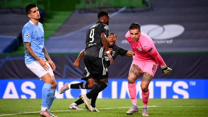 LISBON, PORTUGAL - AUGUST 15: Moussa Dembele of Olympique Lyon celebrates after scoring his teams third goal during the UEFA Champions League Quarter Final match between Manchester City and Lyon at Estadio Jose Alvalade on August 15, 2020 in Lisbon, Portugal. (Photo by Franck Fife/Pool via Getty Images)