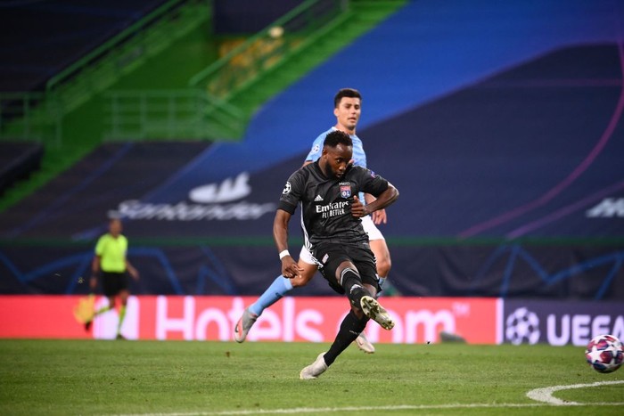 LISBON, PORTUGAL - AUGUST 15: Moussa Dembele of Olympique Lyon scores his teams second goal during the UEFA Champions League Quarter Final match between Manchester City and Lyon at Estadio Jose Alvalade on August 15, 2020 in Lisbon, Portugal. (Photo by Franck Fife/Pool via Getty Images)