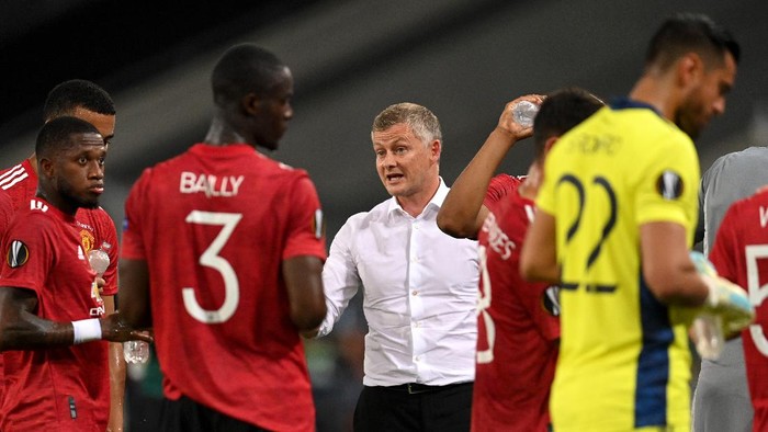 COLOGNE, GERMANY - AUGUST 10: Ole Gunnar Solskjaer, Manager of Manchester United talks to his players during the UEFA Europa League Quarter Final between Manchester United and FC Kobenhavn at RheinEnergieStadion on August 10, 2020 in Cologne, Germany. (Photo by Sascha Steinbach/Pool via Getty Images)