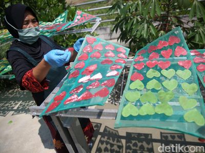 Melihat Pembuatan Kerupuk Pelangi di Karawang