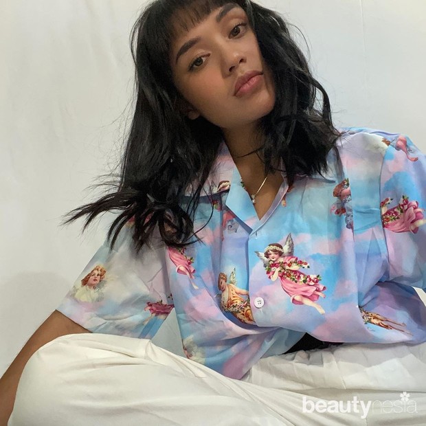 Menjadi Content Creator Youtube/sumber: www.instagram.com/p/CBzy2dulNl8/ Profesi lain Lula Lahfah juga sebagai youtuber.