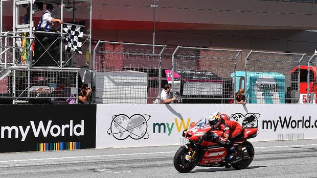 Ducati's Italian rider Andrea Dovizioso rides his bike to win the Moto GP Austrian Grand Prix at the Red Bull Ring circuit in Spielberg, Austria on August 16, 2020. (Photo by JOE KLAMAR / AFP)