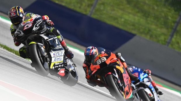 Esponsorama Racings French rider Johann Zarco (L) and Red Bull KTM Factory Racings South African Brad Binder compete during the Moto GP Austrian Grand Prix at the Red Bull Ring circuit in Spielberg, Austria on August 16, 2020. (Photo by Joe Klamar / AFP)