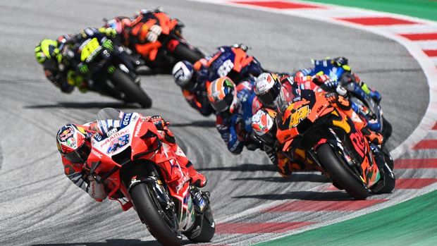 Pramac Racing's Australian rider Jack Miller (L) and Red Bull KTM Factory Racing's Spanish rider Pol Espargarov compete during the Moto GP Austrian Grand Prix at the Red Bull Ring circuit in Spielberg, Austria on August 16, 2020. (Photo by Joe Klamar / AFP)