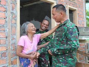 Senyum Nenek Mayuh, Janda Veteran di Jambi yang Dihadiahi Bedah Rumah TNI