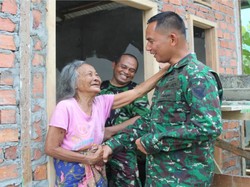 Senyum Nenek Mayuh, Janda Veteran di Jambi yang Dihadiahi Bedah Rumah TNI
