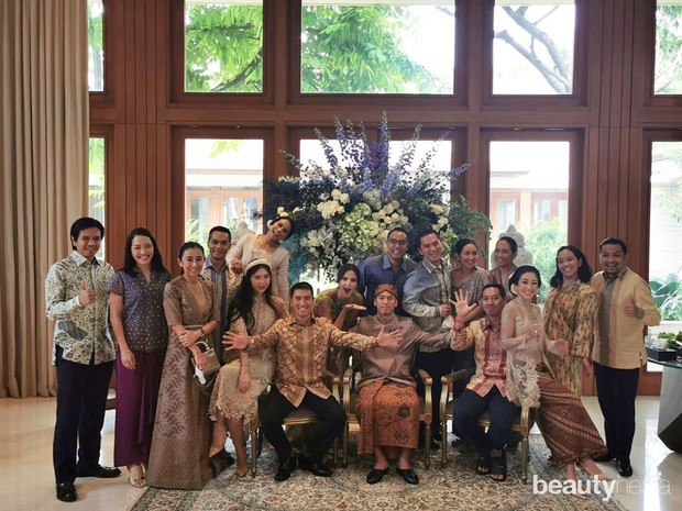 Nia Ramadhani di acara siraman Arya Bakrie