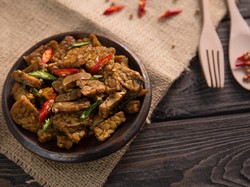 Begini Reaksi Unik Para Bule Saat Mencicip Tempe Orek Asli Indonesia