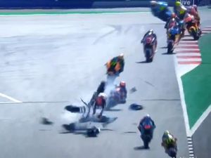 Video Pebalap Indonesia Terlibat Tabrakan Mengerikan di Moto2 GP Austria
