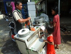 Salut! Pedagang Pentol Keliling Ini Mampu Kuliahkan 2 Anaknya
