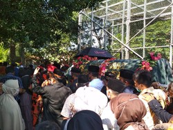 Jenazah Mantan Bupati Indramayu Yance Dimakamkan di Area Kediamannya