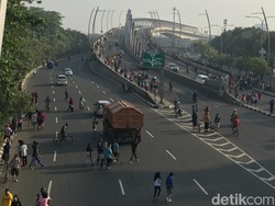 Warga Tetap Berkerumun Meski CFD Flyover Summarecon Bekasi Ditiadakan