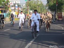 Berpakaian Pejuang, Polisi Bagikan Masker Agar Sidoarjo Kembali Zona Oranye