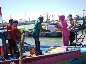 Nelayan Gresik Digelontor Bantuan Sembako dan Masker Jelang HUT RI