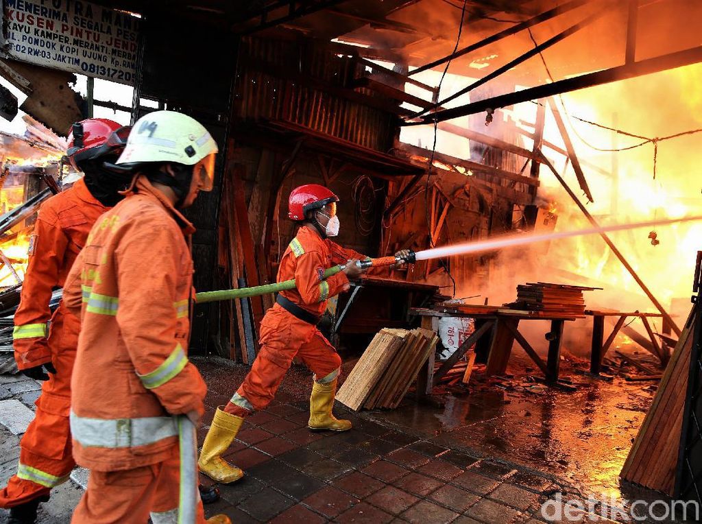Potret Petugas Damkar Padamkan Api di Pondok Kopi Potret Petugas Damkar Padamkan Api di Pondok Kopi