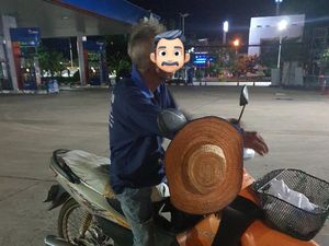 Viral, Kisah Haru Kakek Naik Motor 300 Km Demi Lihat Cucu Terakhir Kalinya