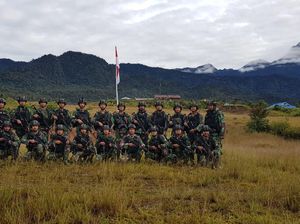 Jelang HUT RI Ke-75, TNI Kibarkan Merah Putih di Markas OPM