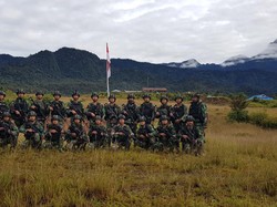 Jelang HUT RI Ke-75, TNI Kibarkan Merah Putih di Markas OPM