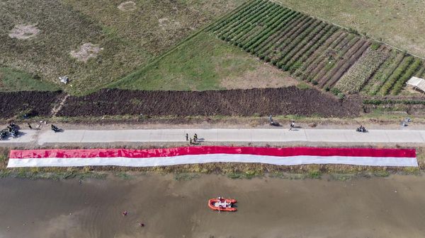 Semarak HUT RI, Kain Merah Putih Membentang di Sungai Cikijing