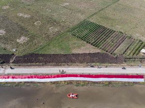 Semarak HUT RI, Kain Merah Putih Membentang di Sungai Cikijing