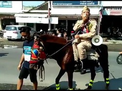Viral Aksi Pria Tunggang Kuda Imbau Pasang Bendera Merah Putih