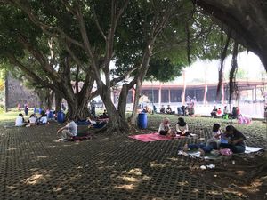 Long Weekend, Banyak Warga Ajak Keluarga Piknik di TMII