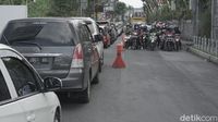 Antrean Kendaraan Mengular di Lembang