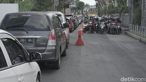 Antrean Kendaraan Mengular di Lembang