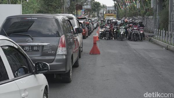 Antrean Kendaraan Mengular di Lembang