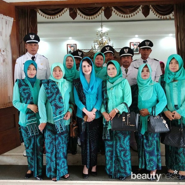 Arumi Bachsin Memakai Kebaya Biru