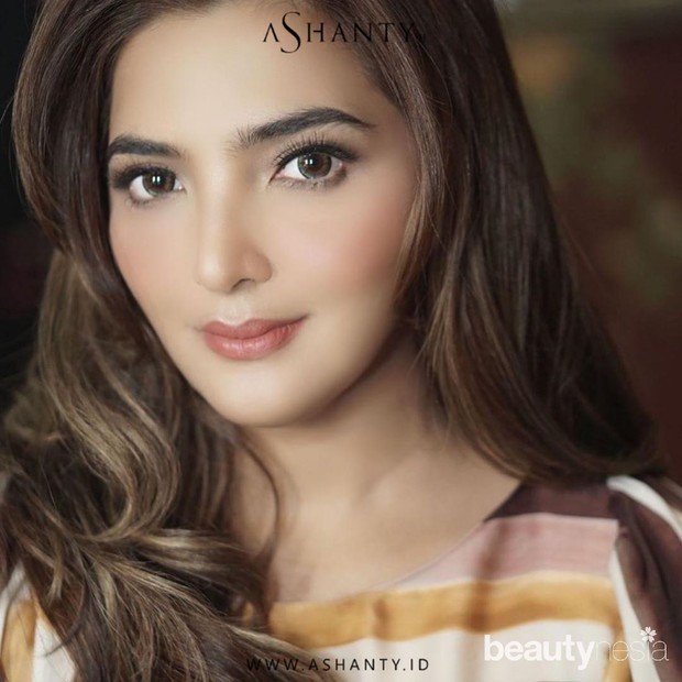 Item makeup ini hadir dengan kemasan yang elegan dengan dominasi warna gelap