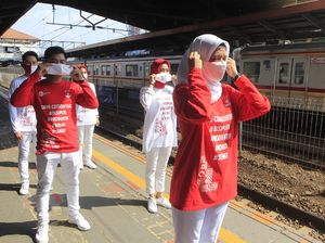 Bagi-bagi Masker di HUT RI ke-75