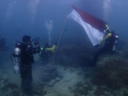 HUT RI Ke-75, Bendera Merah Putih Berkibar di Bawah Laut Selat Sunda